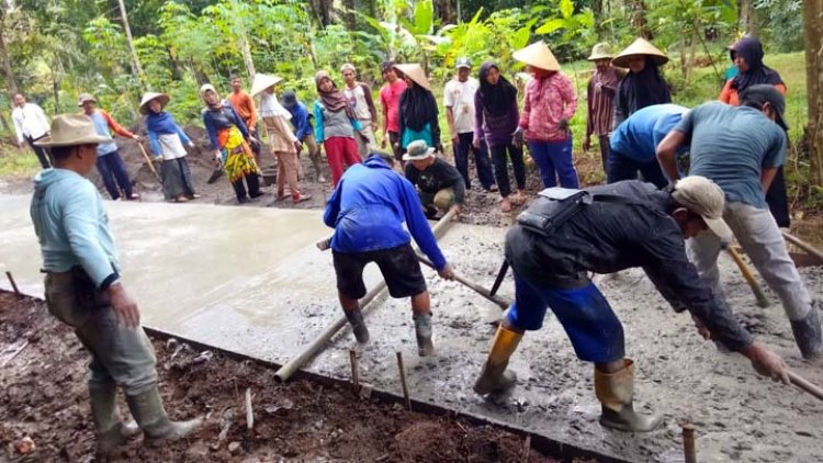 Desa Cibuniasih Perbaiki Jalan sekaligus Gali Potensi