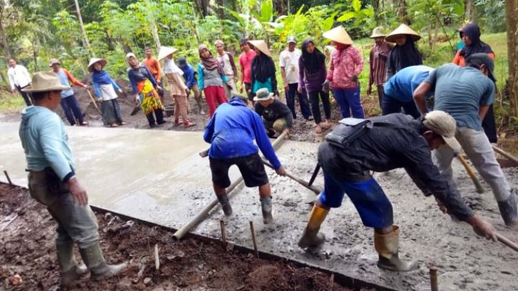 Desa Cibuniasih Perbaiki Jalan sekaligus Gali Potensi