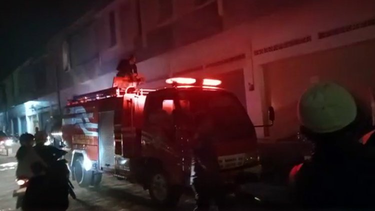 Gudang Beras dan Telur di Perum Permata Cikurubuk Terbakar