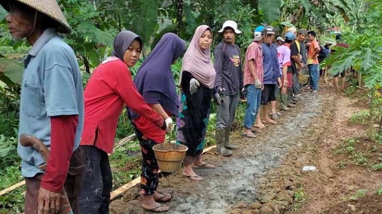 Warga Desa Nangelasari Bareng-bareng Perbaiki Jalan