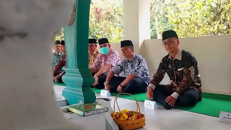 Rutin, Wabup Tasik Ziarah ke Makam Leluhur