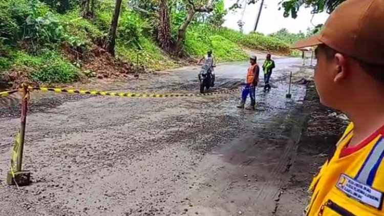 Pasca Hujan Deras, Jalan Raya Cikalong Rusak Hingga Terbelah