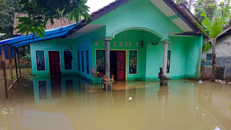 Banjir Rendam Puluhan Rumah Warga di Mandalajaya Cikalong