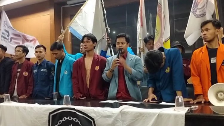 Demo, Ratusan Mahasiswa di Kota Tasik Duduki Gedung DPRD