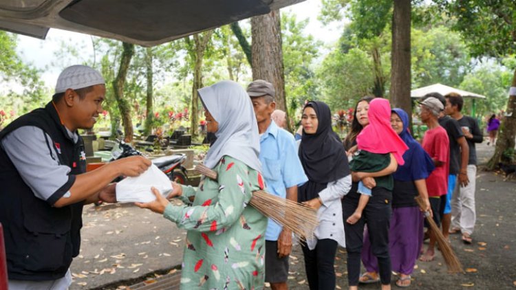 HBI Bagikan 60 Paket Pangan Gratis untuk Pengurus TPU Cinehel