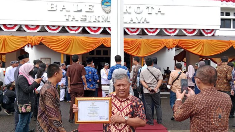 Jadi Penyetor Pajak Terbesar Skala Lokal, RM Jembar Terima Penghargaan