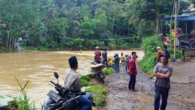 Warga Kesal Jembatan Penghubung Dua Desa di Cikatomas Tak Kunjung Diperbaiki