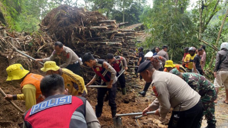 Jalan Garut Tasik Tertutup Longsor, Polres Tasik Bantu Evakuasi