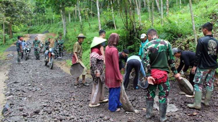 Satgas TMMD Ke-115 Tinjau Langsung Proses Pengaspalan Jalan Desa Cikadongdong