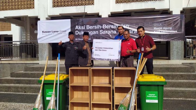 Kawan Lama Group Bersih-Bersih Masjid Agung Sekaligus Donasi Alat Kebersihan