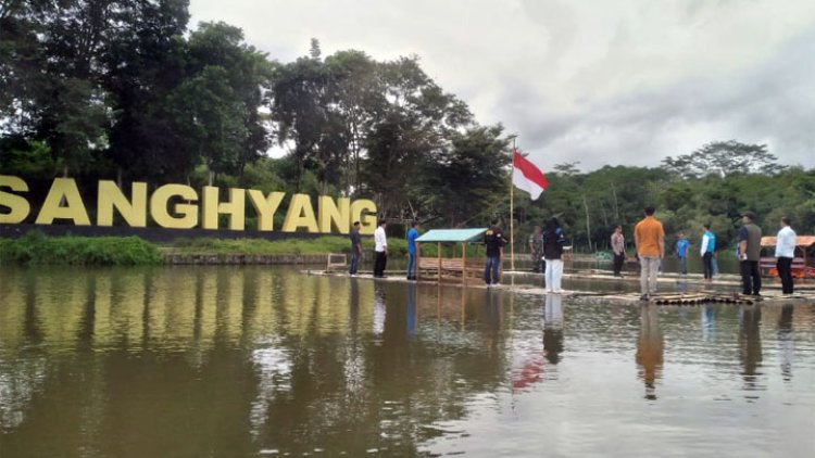 Unsur Gabungan TNI, Polri dan Kecamatan Tanjungjaya Gelar Upacara Ditengah Situ