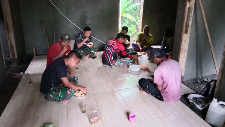 Makan Bersama Jadi Momen Spesial Warga dengan Satgas TMMD Ke-115