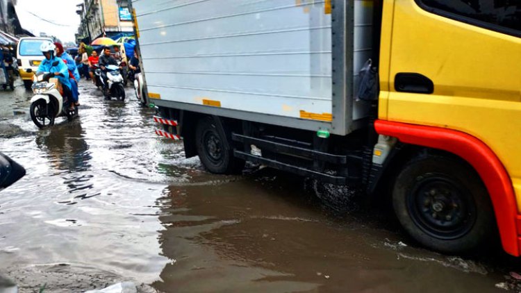 Genangan Air di Jalan Pasar Cikurubuk Ganggu Aktivitas Warga