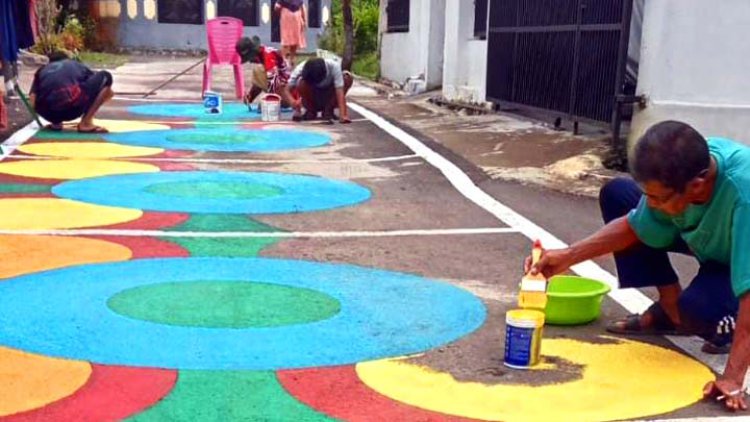 Hilangkan Kesan Kumuh, Warga Perum Nangela Percantik Jalan dengan Lukisan dan Payung Geulis