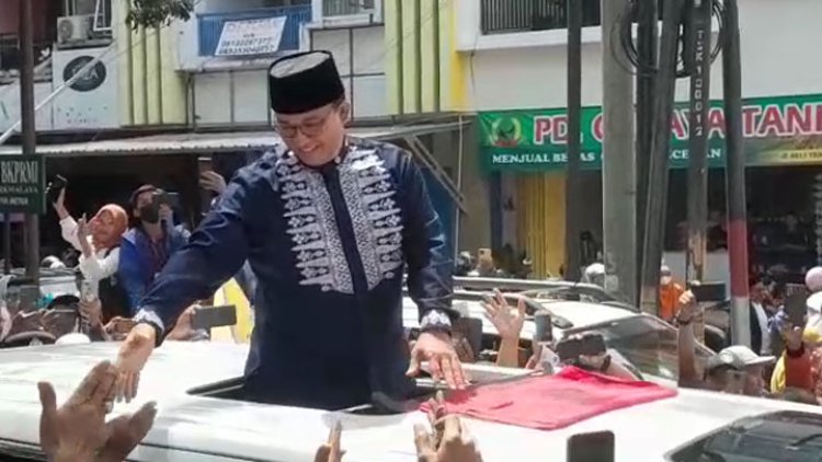 Diteriaki Presiden, Ribuan Warga Berebut Salaman dengan Anies