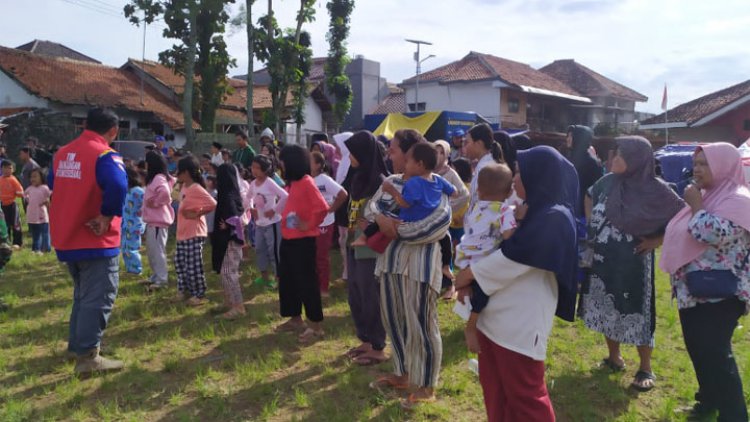 Trauma Healing, Tim Tagana Kab. Tasik Ajak Anak di Pengungsian Bermain Games