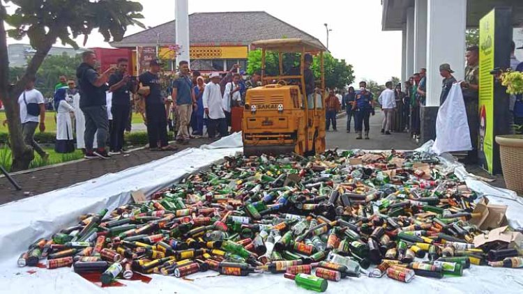 Ribuan Botol Miras Dimusnahkan di Bale Kota Tasik