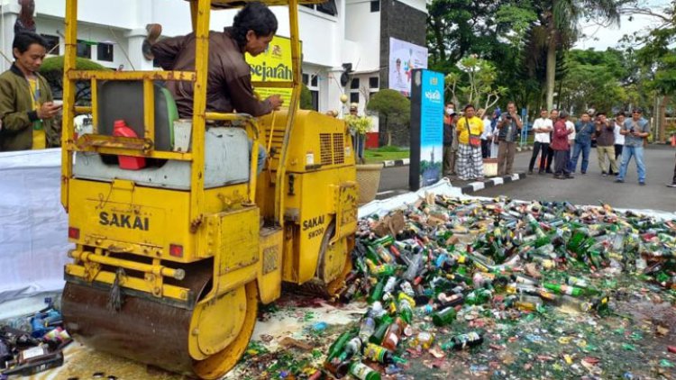 Ribuan Miras Hasil Razia Gabungan Kembali di Musnahkan