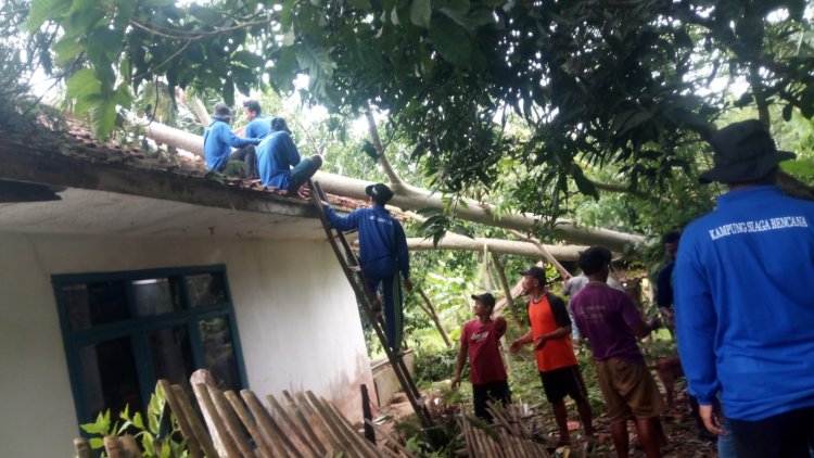 Puluhan Rumah di Tasela Disapu Angin Puting Beliung