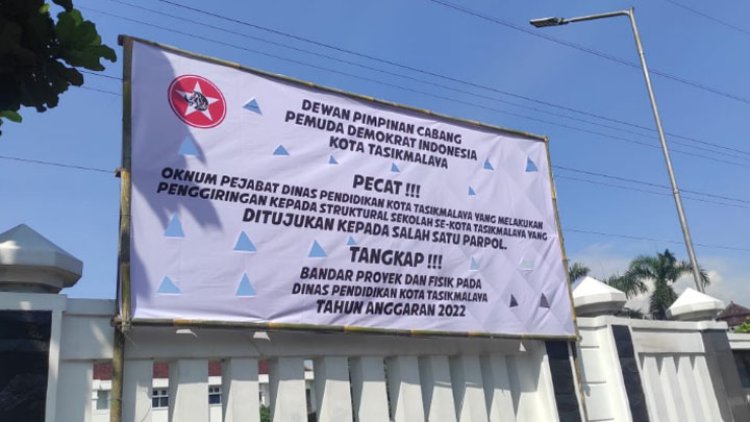 DPC Pemuda Demokrat Kota Tasik Pasang Spanduk Aksi