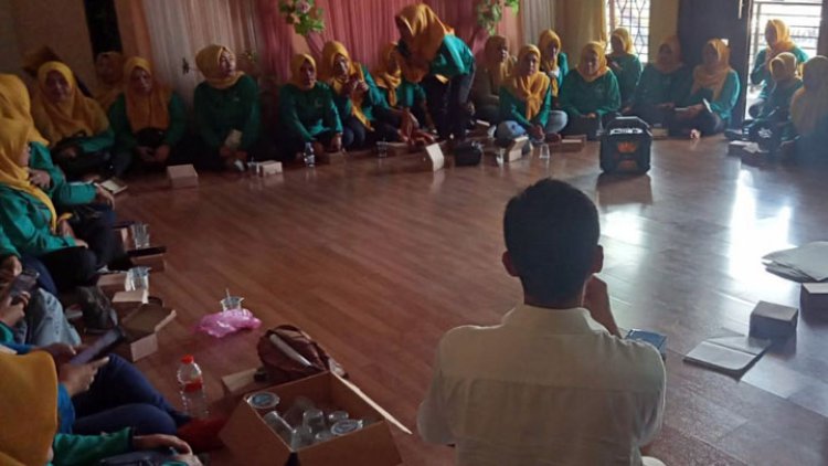 Hadir Ditengah Kader Posyandu, Murjani Bagikan Alat Ukur Tinggi Badan