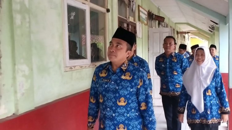 Kondisi Memprihatinkan,  Bangunan SDN Citalahab Karangjaya Ditinjau Sekda