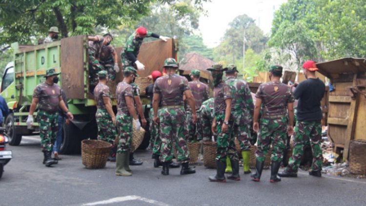 Gercep, Satgas Tasik Resik TIM Kodim 0612/ Tasik dan SubGarnisun 0612/Tasik Bersihkan Gundukan Sampah di TPS Jalan Tanuwijaya Kota Tasik