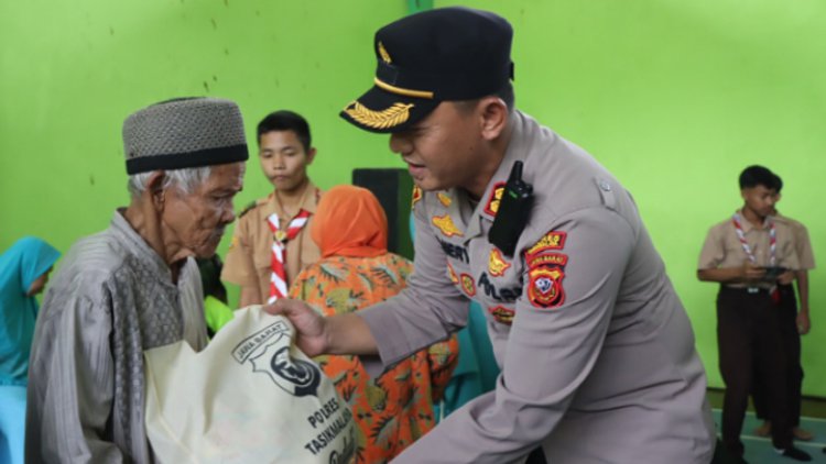 Turun Langsung, Kapolres Tasik Berikan Bantuan Sembako ke Warga