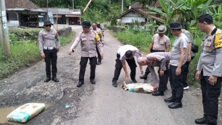 Jalanan Longsor dan Berlubang, Kapolres Tasik Turun Langsung Lakukan Perbaikan