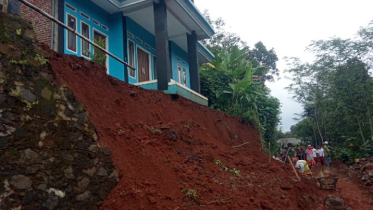 Diguyur Hujan Terus Menerus dan Tanah Labil, Blok Cibogo Nanggela Alami Tanah Longsor