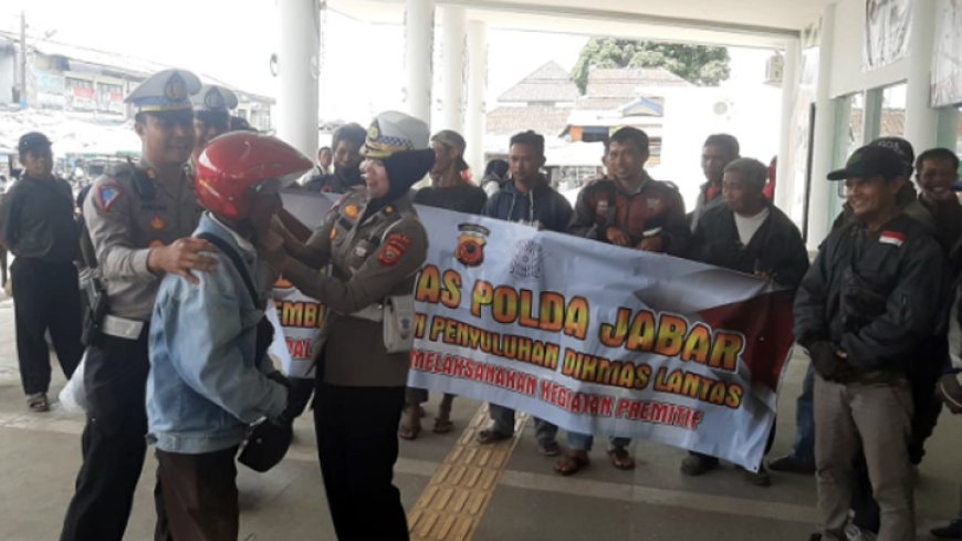 SIM dan STNK Lengkap, Sopir Angkot dan Tukang Ojek Dapat Helm dari Polisi