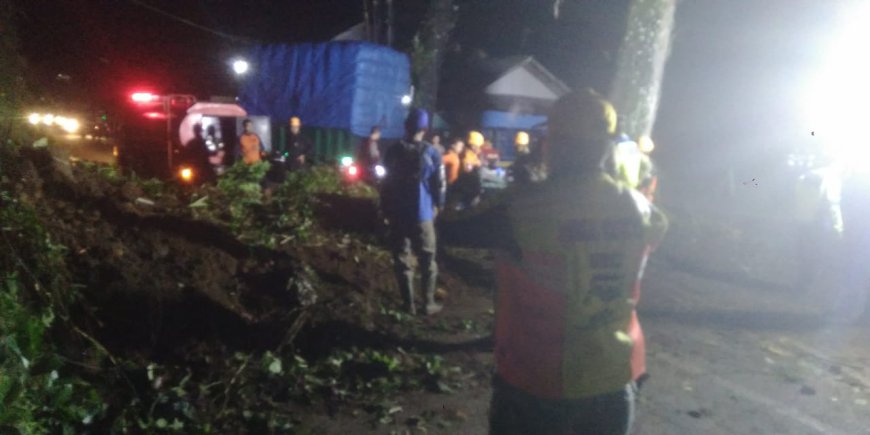 Jalan Garut Tasik Kembali Tertimbun Longsor, Pengendara Diimbau Waspada