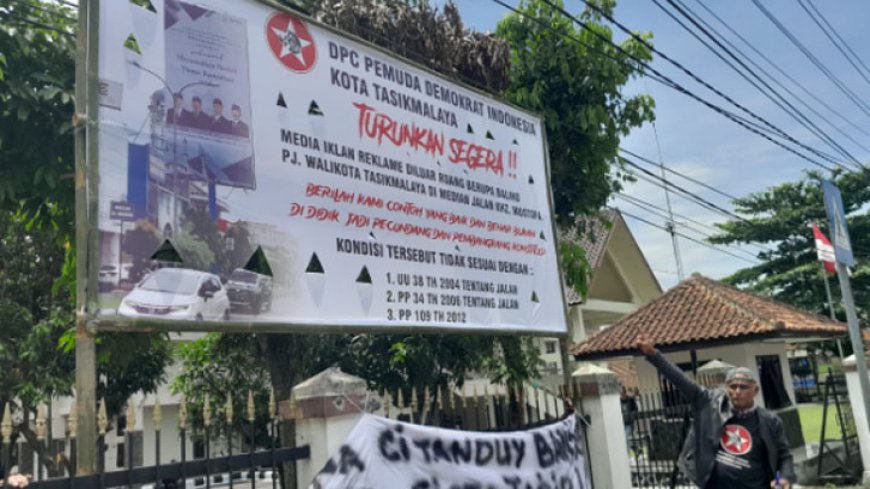 Diduga Langgar Aturan, DPC Pemuda Demokrat Indonesia Kota Tasik Minta Papan Reklame Dibongkar