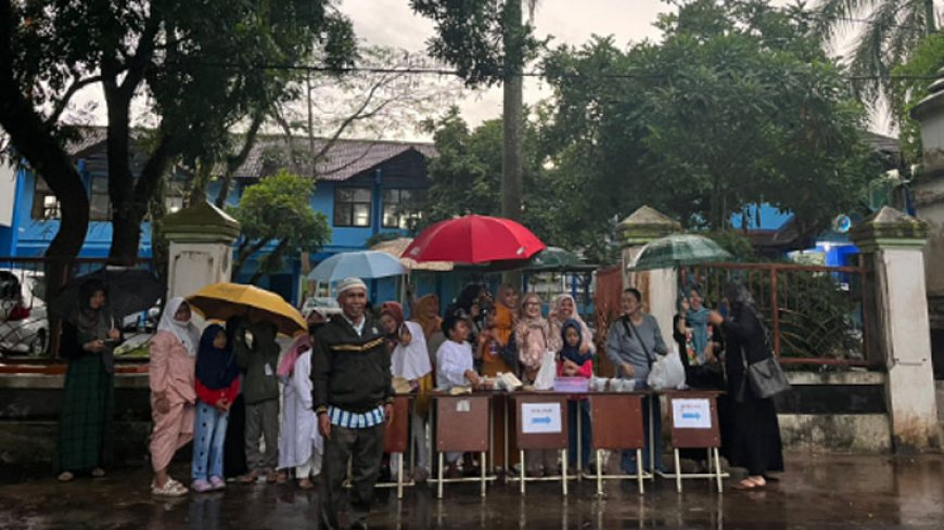 Tumbuhkan Rasa Peduli Sejak Dini, Murid Kelas 2A Lab School Berbagi Takjil