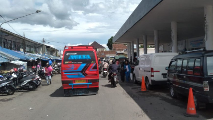 Rawan Macet, Polisi Lakukan Rekayasa Lalulintas di Alun alun Singaparna