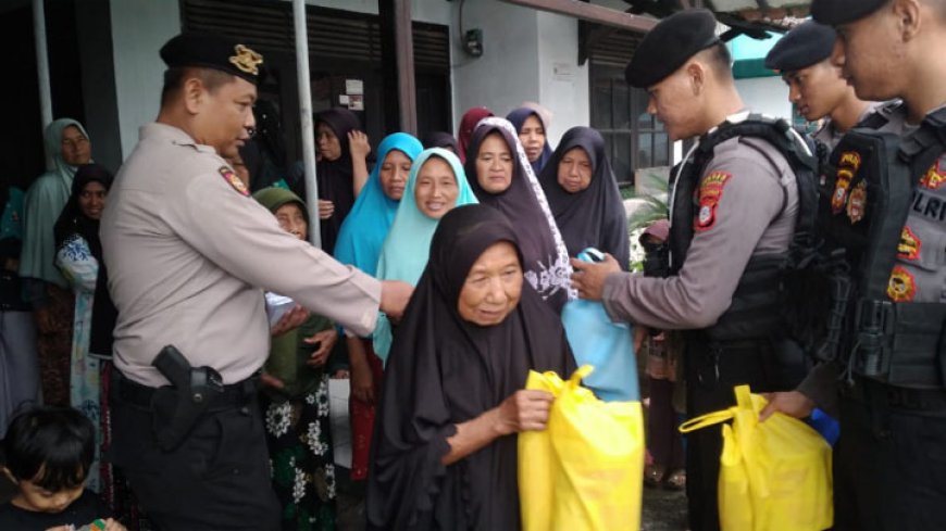 Disela Patroli, Polisi Berikan Santunan kepada Lansia di Desa Linggawangi