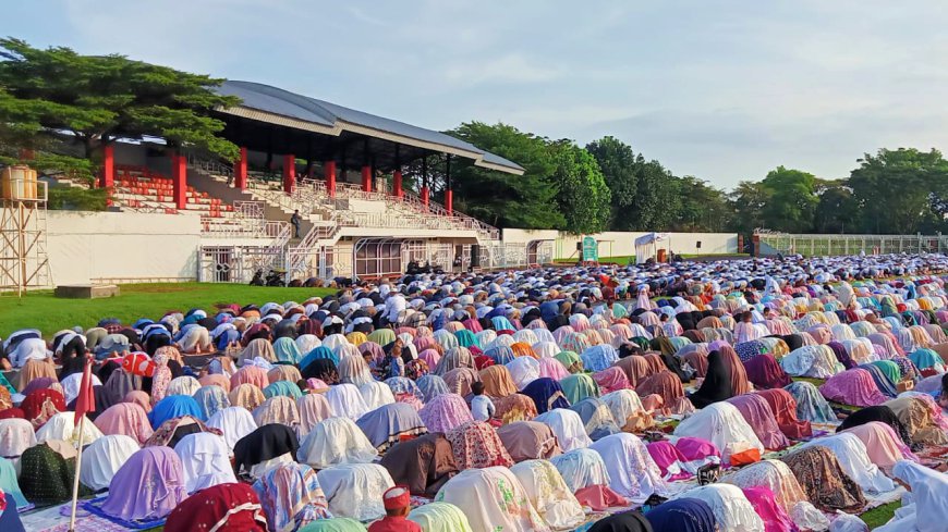 Ribuan Umat Islam Muhammadiyah Laksanakan Sholat Ied di Stadion Wiradadaha