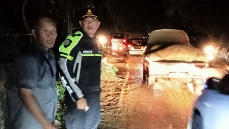 Jalur Tasik Garut Longsor, Kapolres Imbau Pemudik Hati-Hati Saat Melintas