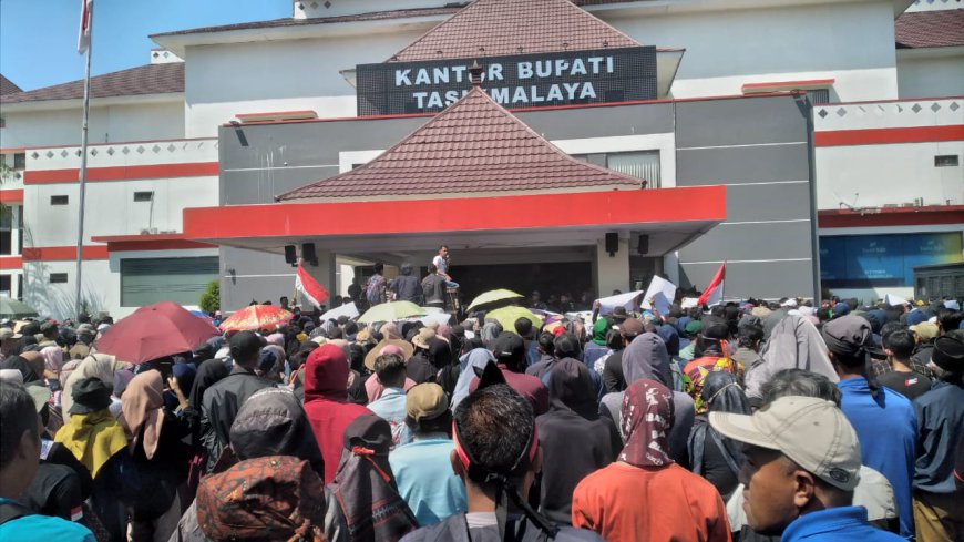 Belasan Tahun Dibiarkan Rusak, Ratusan Warga Dua Desa di Kec. Parungponteng Sambangi Gebu