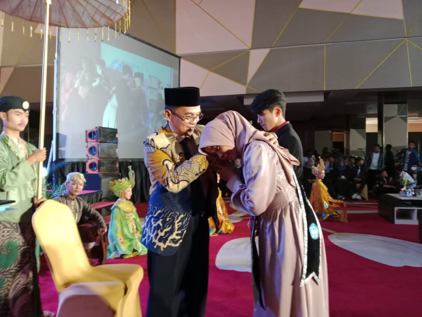 Ratusan Siswa di Wisuda, Ini Pesan Kepala SMA Negeri 10 Kota Tasik