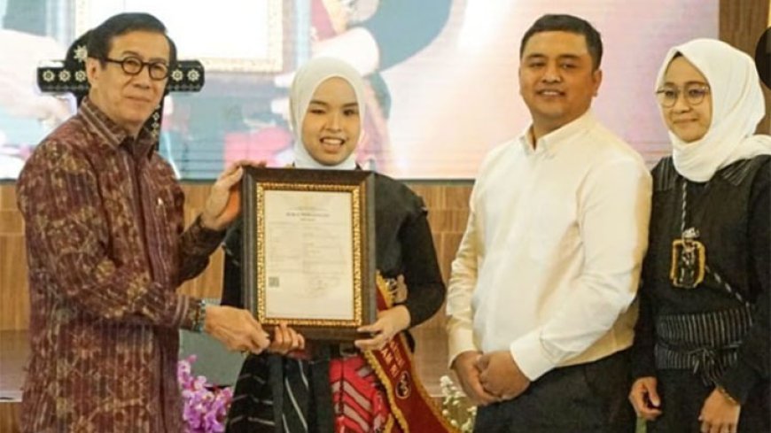 Harumkan Indonesia, Kemenkumham Berikan Piagam dan Surat Hak Cipta Lagu Putri Ariani