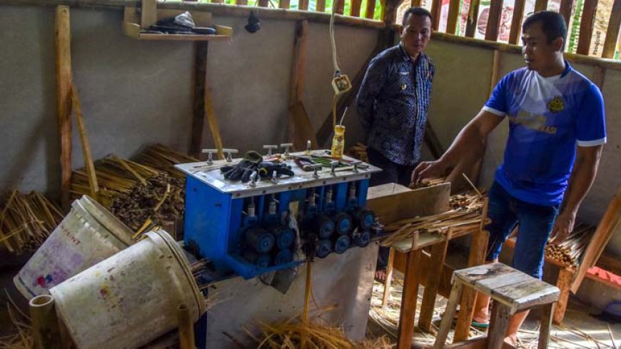 Pengrajin Tusuk Sate di Manonjaya Banjir Pesanan