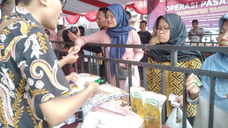 Harga Dibawah Pasaran, Ratusan Warga Serbu Pasar Murah Polres Tasik