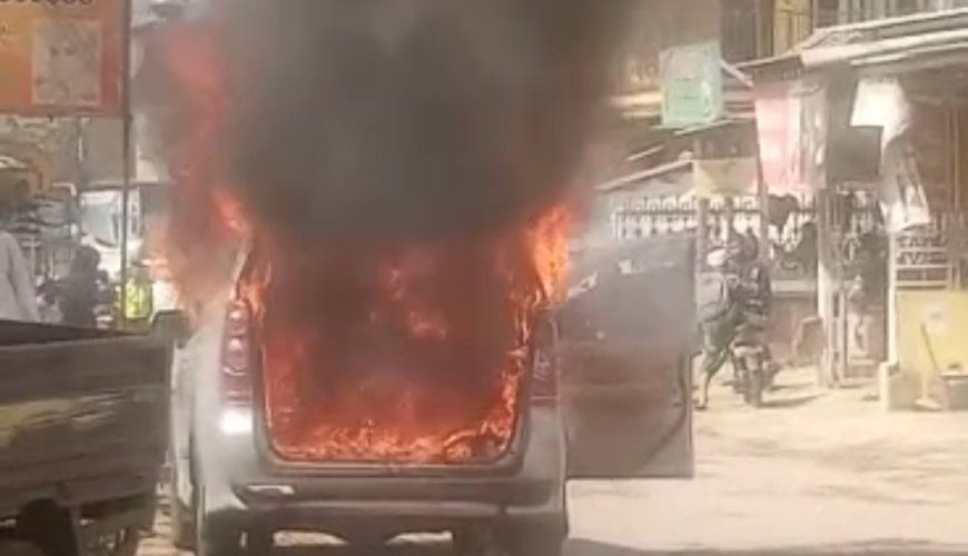 Mobil Avanza Putih Tiba Tiba Terbakar, Polisi Temukan Jerigen Berisi BBM  