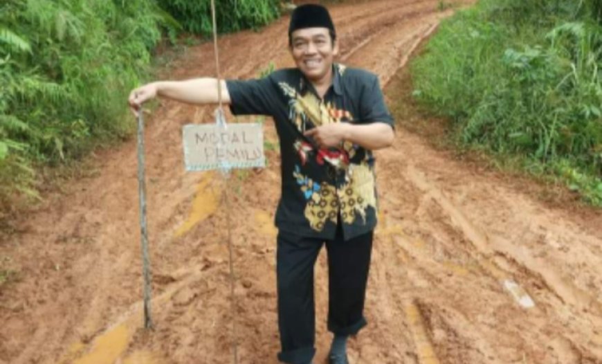Tak Kunjung Diperbaiki, Kades Bojongkapol Posting Jalan Berlumpur "Modal Pemilu"