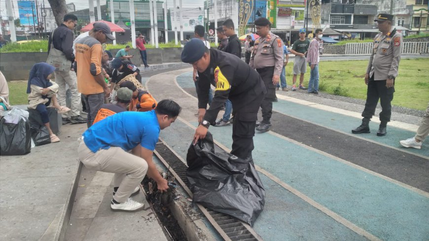 Polisi TNI Pemuda dan Warga Kompak Bersihkan Sampah di Alun-alun Singaparna