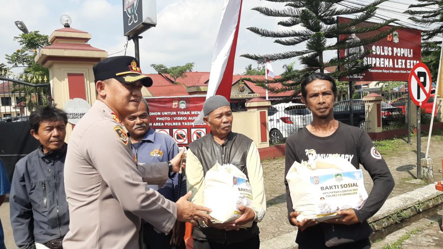 Operasi Patuh Lodaya, Polres Tasik Bagikan Helm dan Sembako Gratis