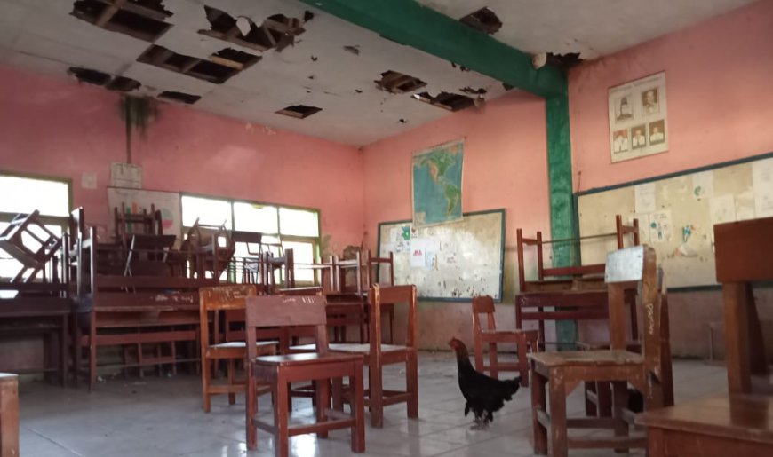 Fasilitas Belajar Rusak, Siswa SDN Karangdan Ngungsi ke Mesjid, Ruang Kelas Jadi Area Bermain Ayam