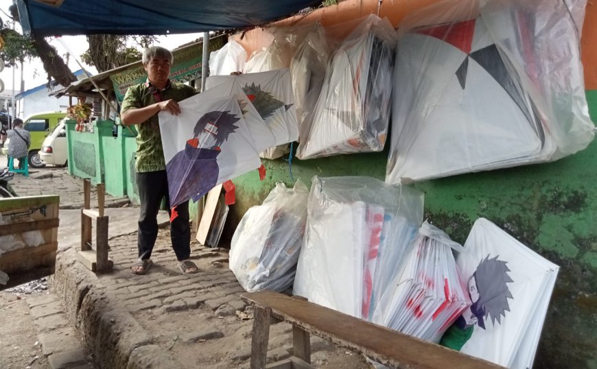 Kemarau Tiba, Penjual Layangan Marema