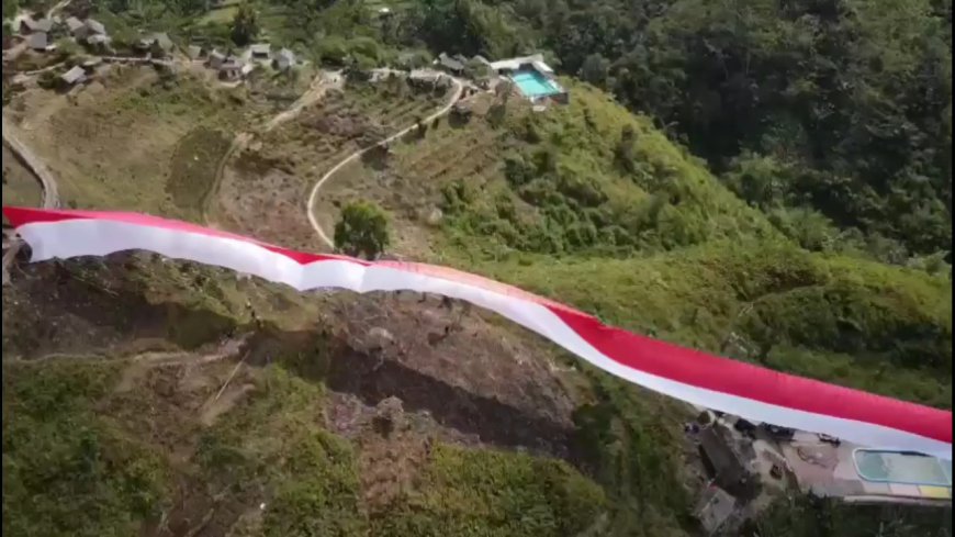 Bendera Merah Putih Raksasa Membentang Diatas Bukit Panyangrayan